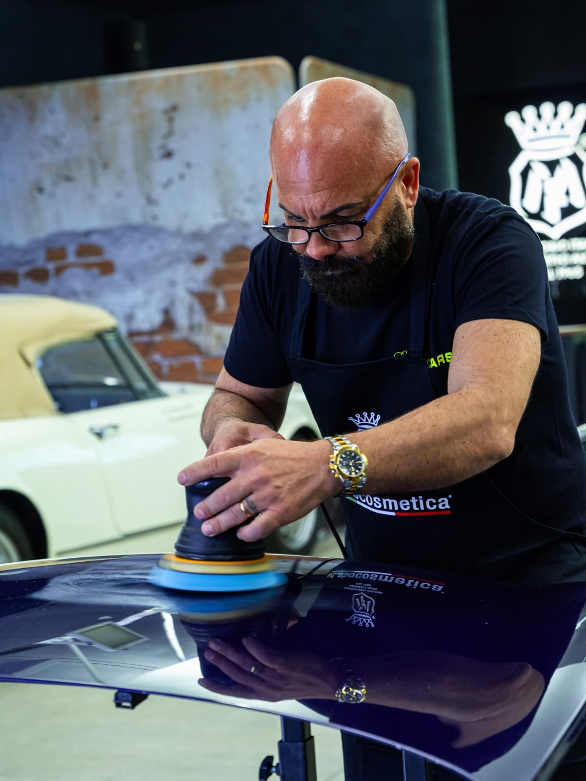 Professionista Lifting Cars al lavoro