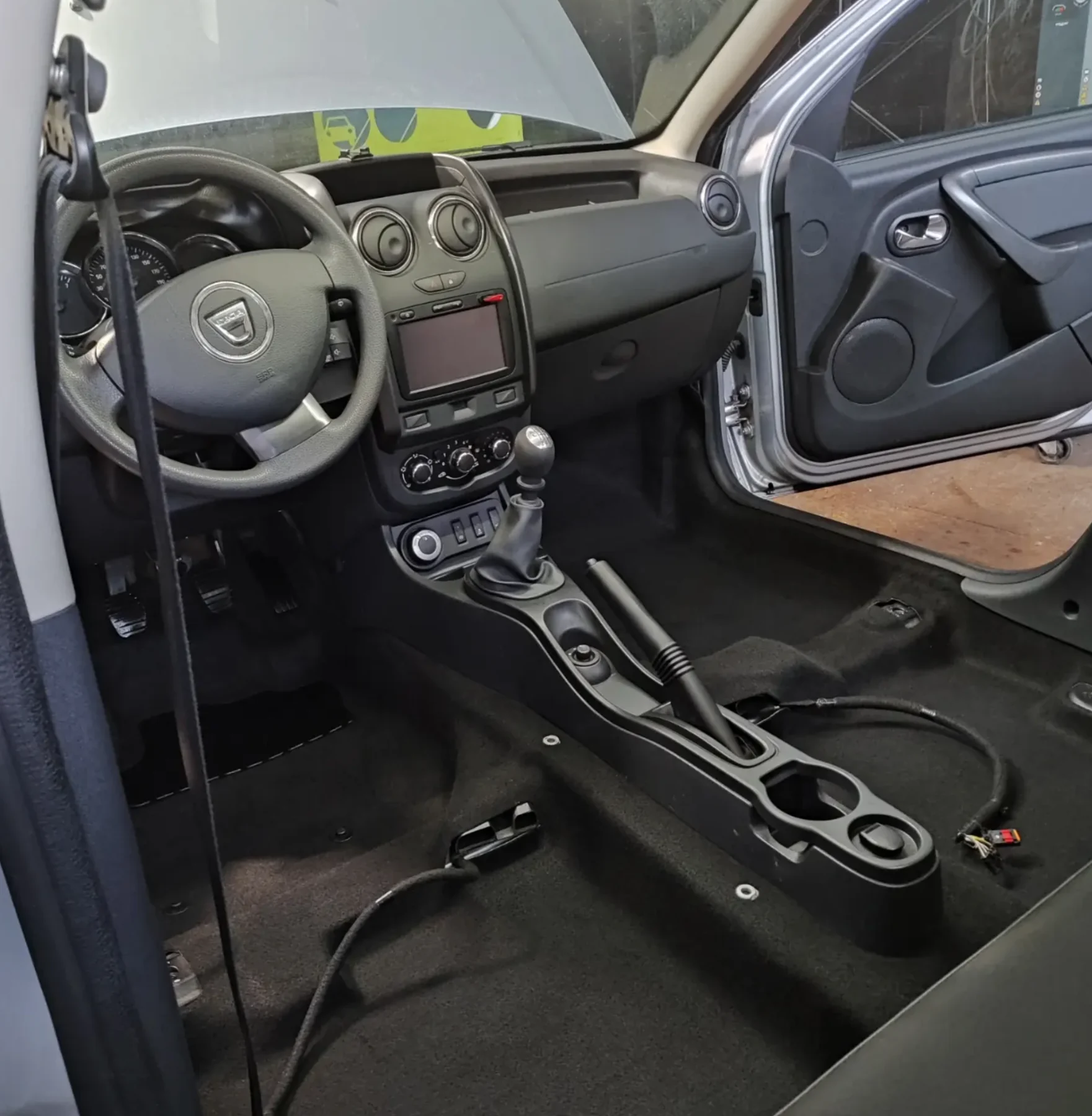 Interni auto dopo la pulizia profonda