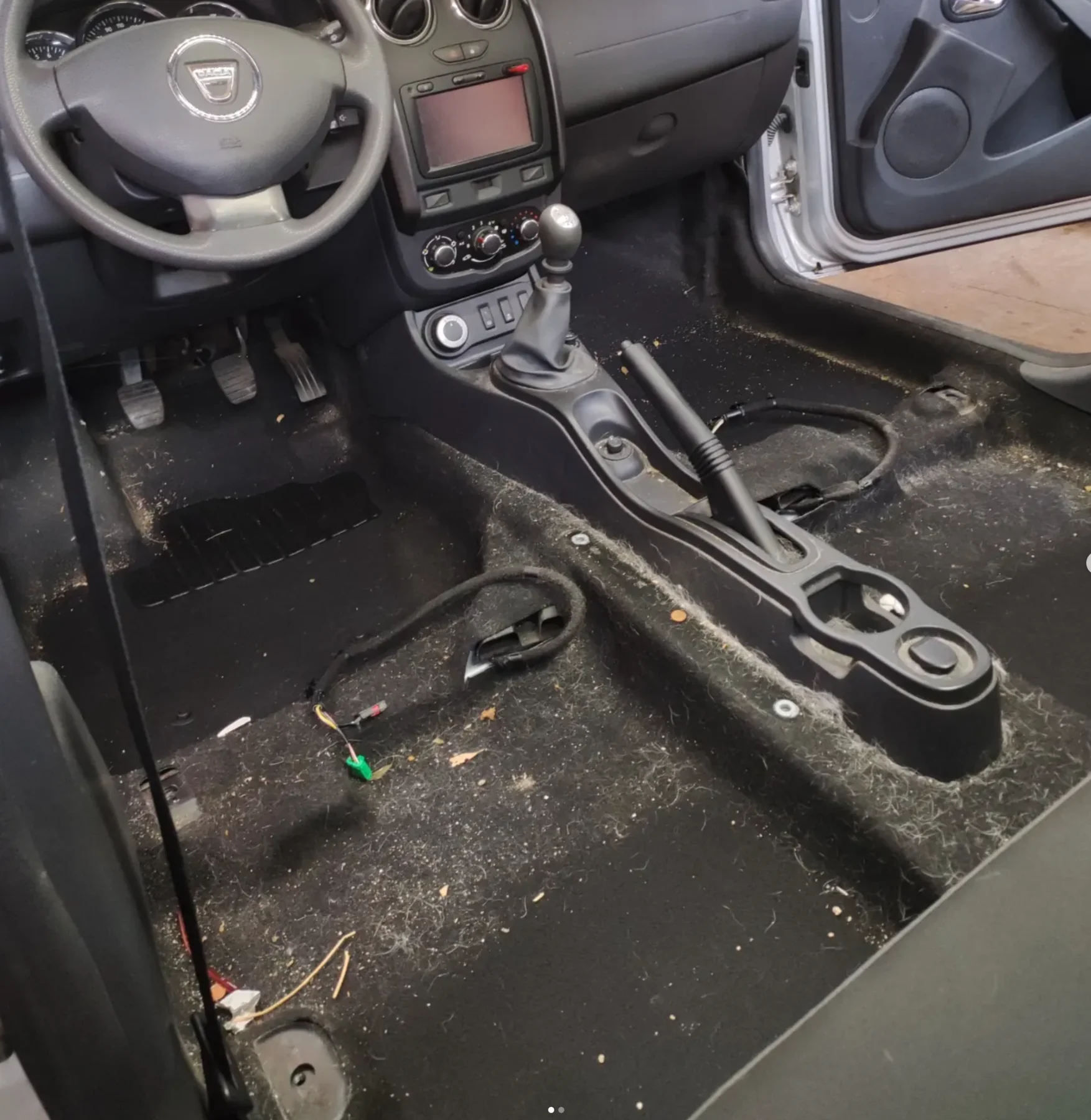 Interni auto prima della pulizia profonda
